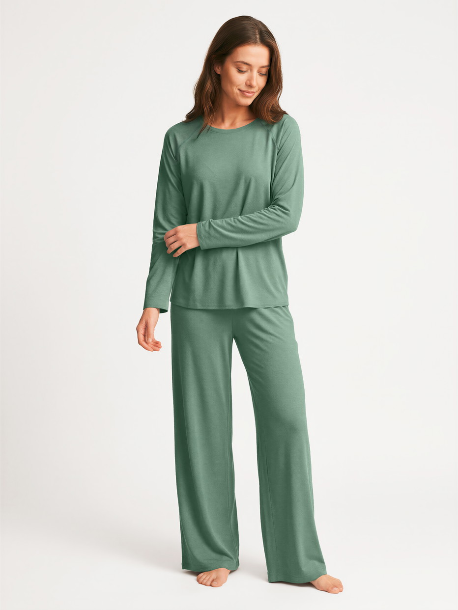 La modella / Il modello Donna indossa Pantaloni pigiama in Modal di colore Verde, Tinta unita, della serie DSW Balancing di CALIDA, Abbigliamento