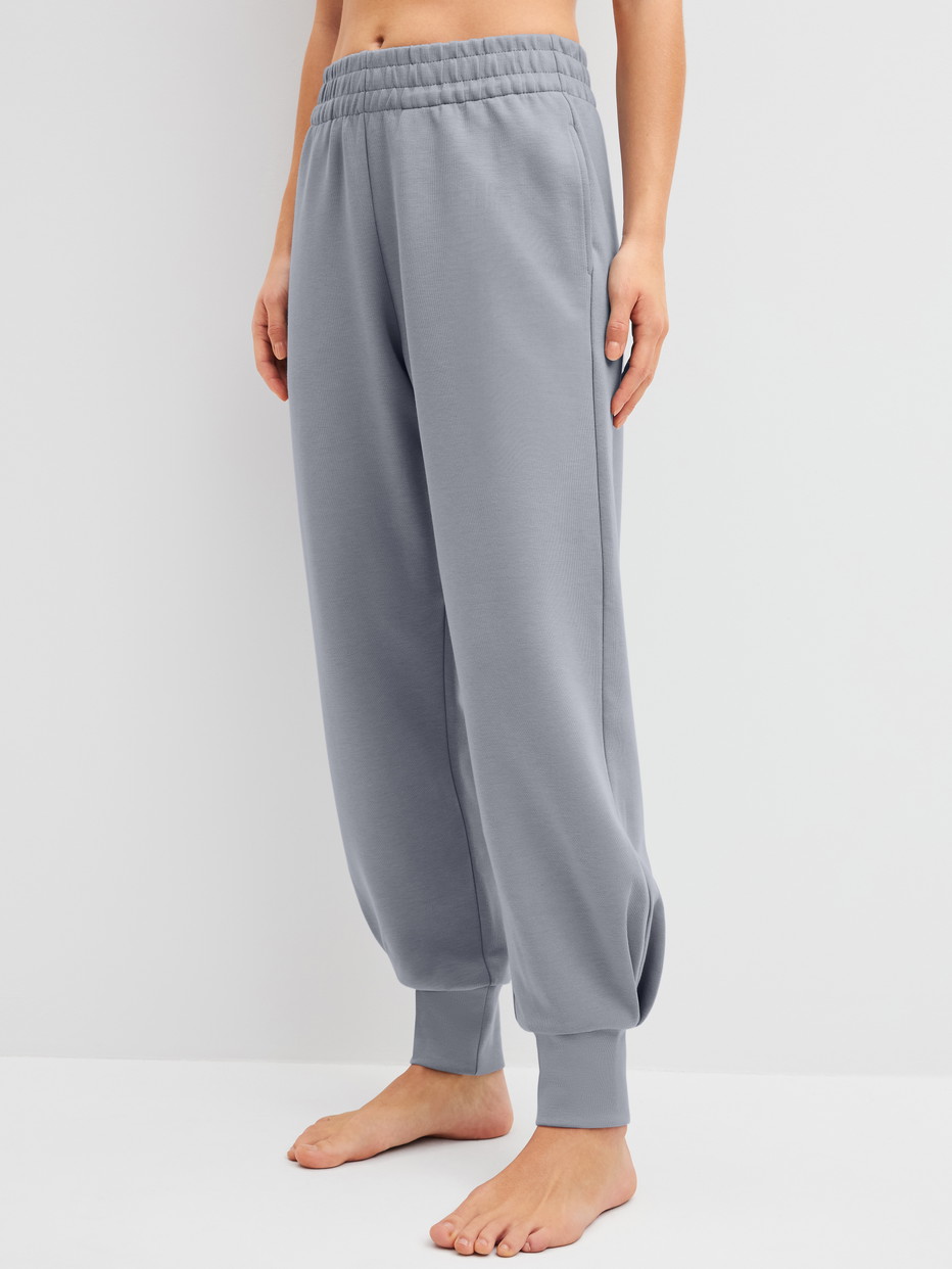 Damen-Model trägt Loungehose mit Bündchen aus Baumwolle in Grau, Einfarbig aus Serie Natural Embrace von CALIDA, Vorderansicht
