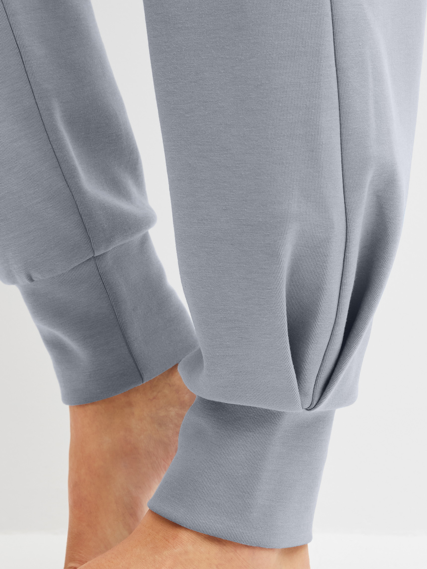 La modella / Il modello Donna indossa  in Cotone di colore Grigio, Tinta unita, della serie Natural Embrace di CALIDA, Dettaglio