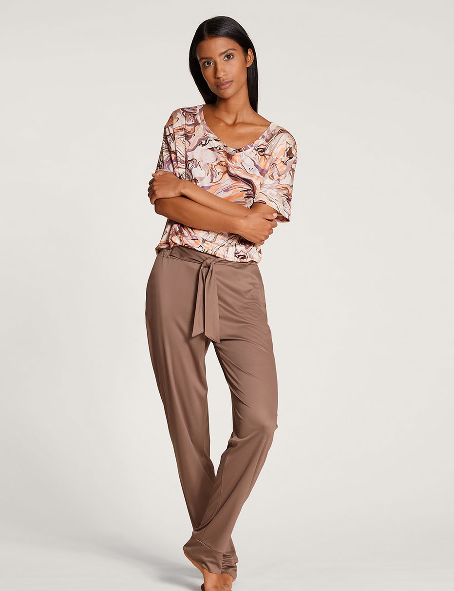 Damen-Model trägt Pants aus Lyocell in Braun, Einfarbig aus Serie Circular Sleep von CALIDA, Vorderansicht