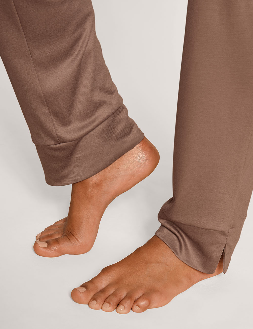 Women model is wearing Pants made of Lyocell in Brown, Unicoloured from the Circular Sleep series by CALIDA, Detail