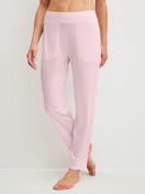 La modella / Il modello Donna indossa Pantaloni pigiama con tasche laterali in Lyocell di colore Rosa, Tinta unita, della serie DSW Cooling di CALIDA, Vista frontale