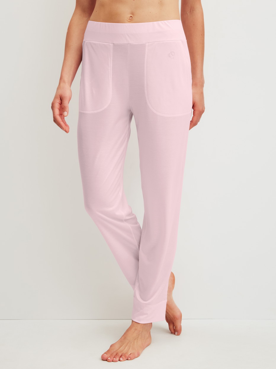 Damen-Model trägt Pyjamahose mit Seitentaschen aus Lyocell in Rosa, Einfarbig aus Serie DSW Cooling von CALIDA, Vorderansicht