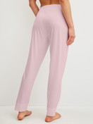 La modella / Il modello Donna indossa Pantaloni pigiama con tasche laterali in Lyocell di colore Rosa, Tinta unita, della serie DSW Cooling di CALIDA, Vista posteriore