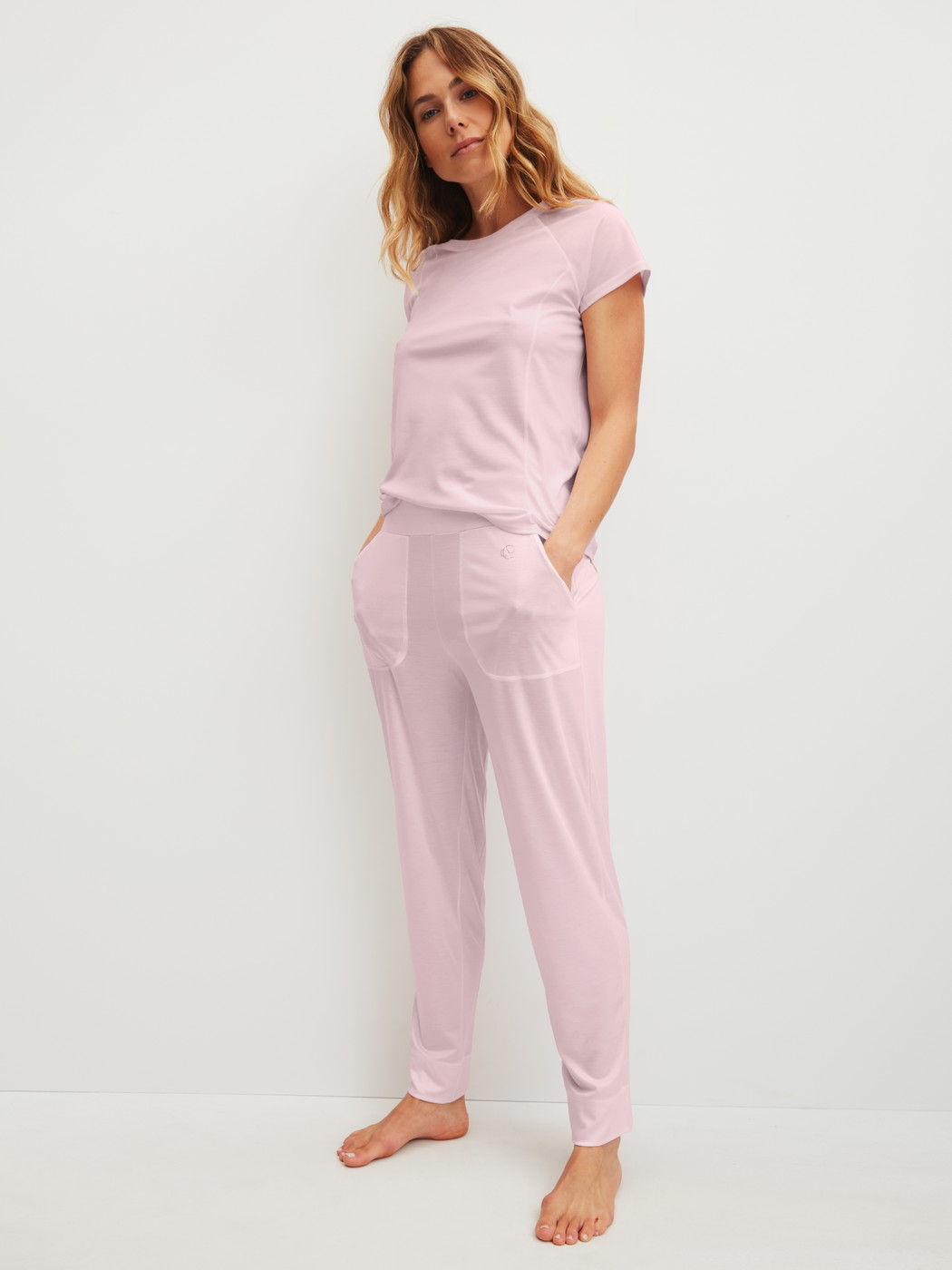 La modella / Il modello Donna indossa Pantaloni pigiama con tasche laterali in Lyocell di colore Rosa, Tinta unita, della serie DSW Cooling di CALIDA, Abbigliamento