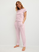 La modella / Il modello Donna indossa Pantaloni pigiama con tasche laterali in Lyocell di colore Rosa, Tinta unita, della serie DSW Cooling di CALIDA, Abbigliamento