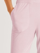 La modella / Il modello Donna indossa Pantaloni pigiama con tasche laterali in Lyocell di colore Rosa, Tinta unita, della serie DSW Cooling di CALIDA, Dettaglio