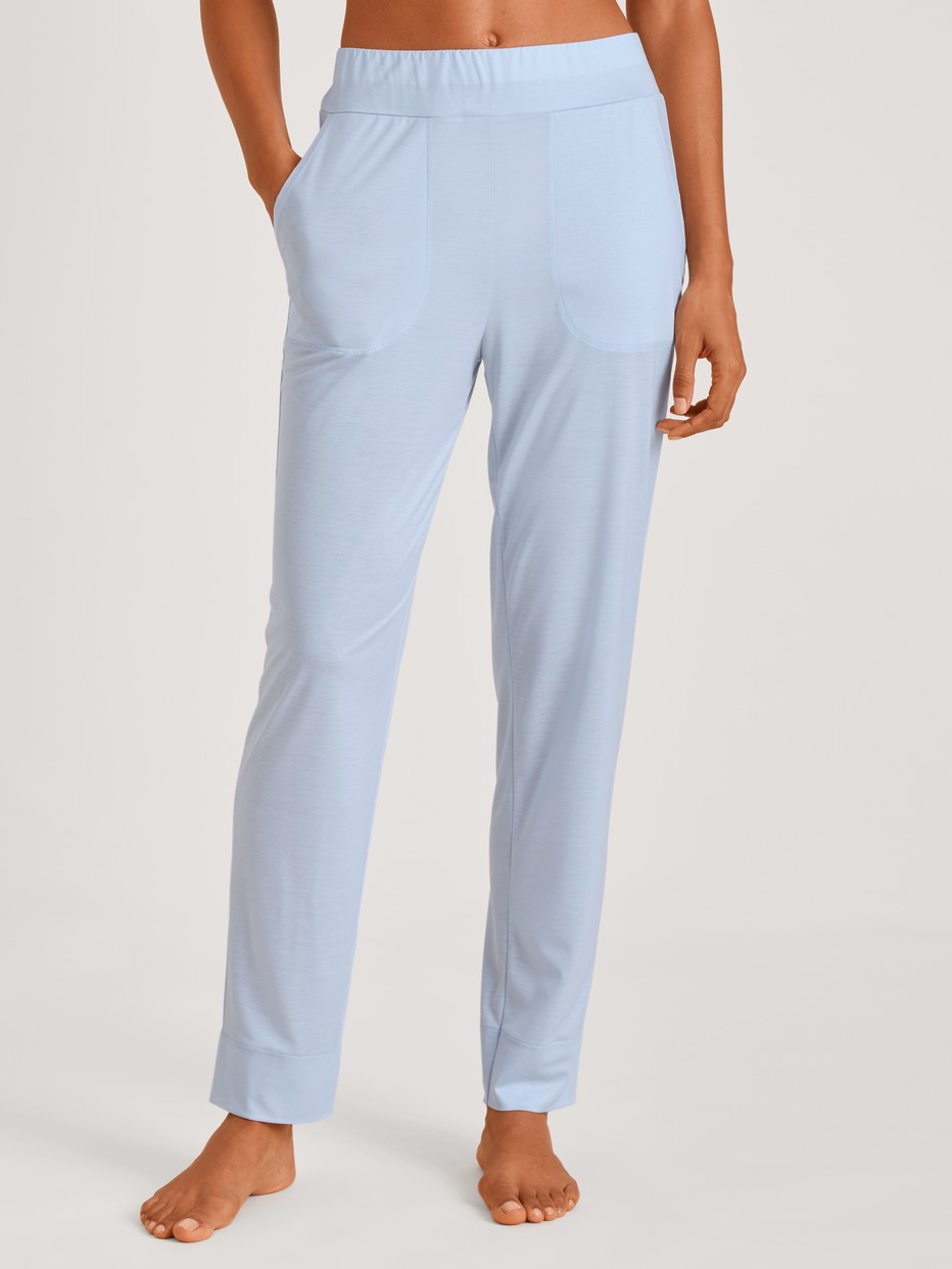 Damen-Model trägt Pyjamahose mit Seitentaschen aus Lyocell in Blau, Einfarbig aus Serie DSW Cooling von CALIDA, Vorderansicht