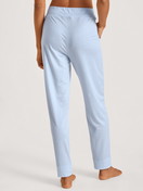 Damen-Model trägt Pyjamahose mit Seitentaschen aus Lyocell in Blau, Einfarbig aus Serie DSW Cooling von CALIDA, Rückansicht