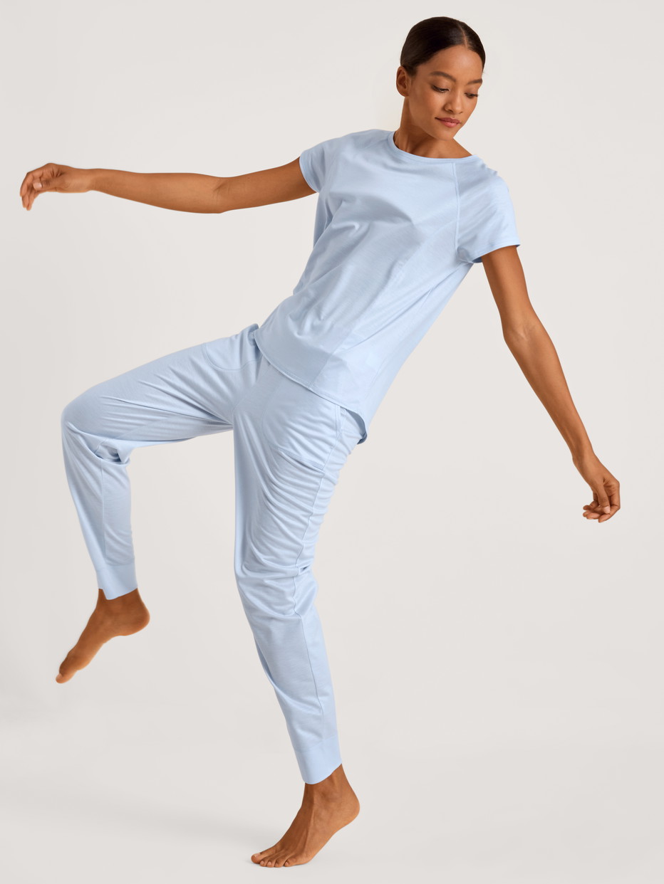 Damen-Model trägt Pyjamahose mit Seitentaschen aus Lyocell in Blau, Einfarbig aus Serie DSW Cooling von CALIDA, Vorderansicht, Outfit