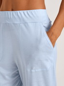 Damen-Model trägt Pyjamahose mit Seitentaschen aus Lyocell in Blau, Einfarbig aus Serie DSW Cooling von CALIDA, Detail