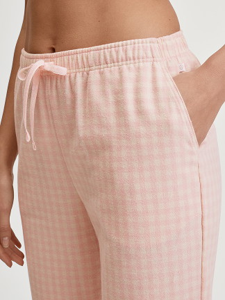 Damen-Model trägt Flanellhose mit Seitentaschen aus 100% Baumwolle in Beige, Einfarbig aus Serie Favourites Universe von CALIDA, Vorderansicht