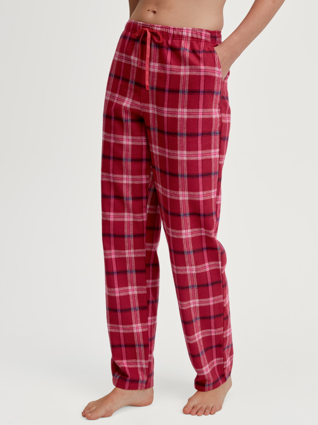 Damen-Model trägt Flanellhose mit Seitentaschen aus 100% Baumwolle in Rot, Kariert aus Serie Favourites Holidays von CALIDA, Vorderansicht