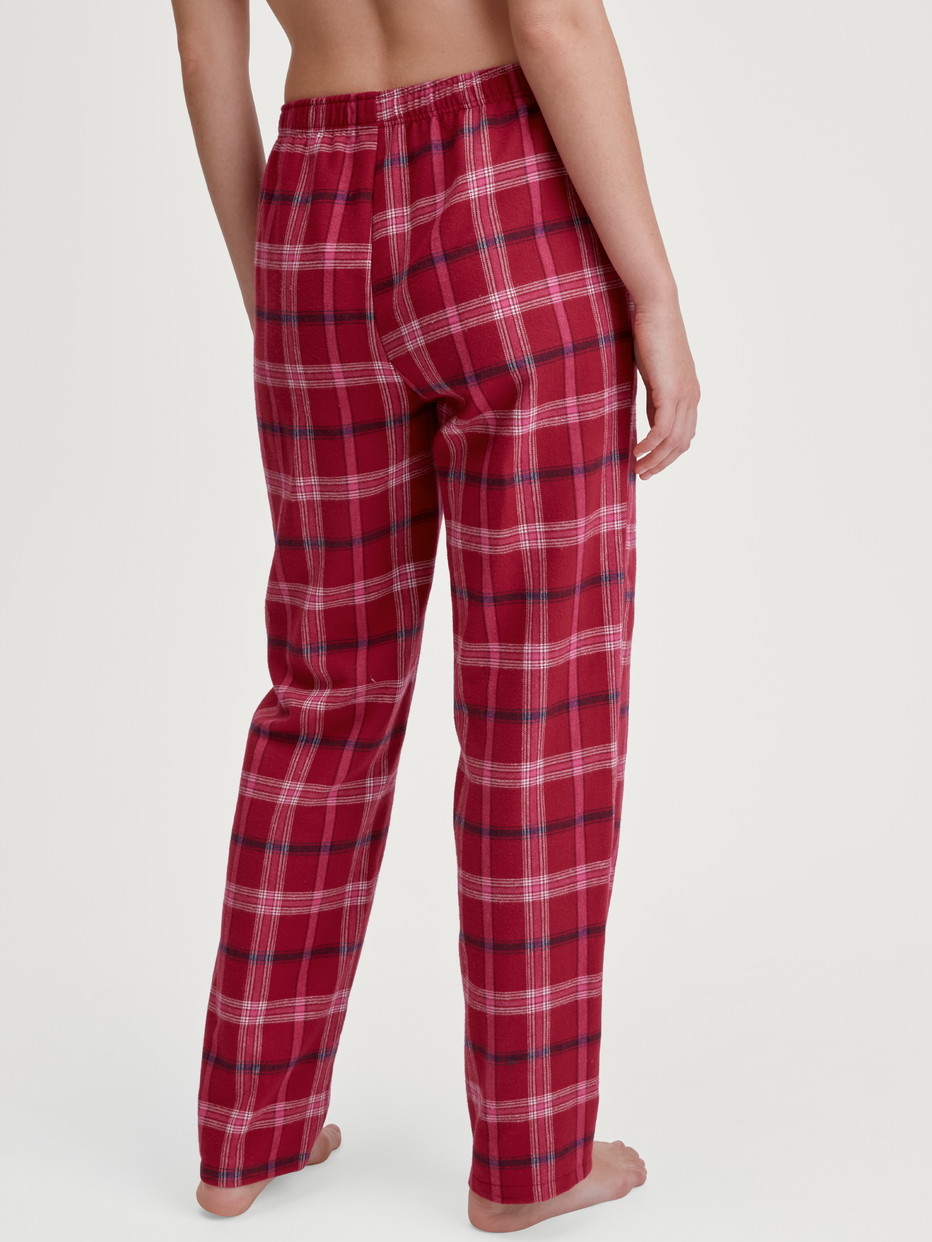 Damen-Model trägt Flanellhose mit Seitentaschen aus 100% Baumwolle in Rot, Kariert aus Serie Favourites Holidays von CALIDA, Rückansicht