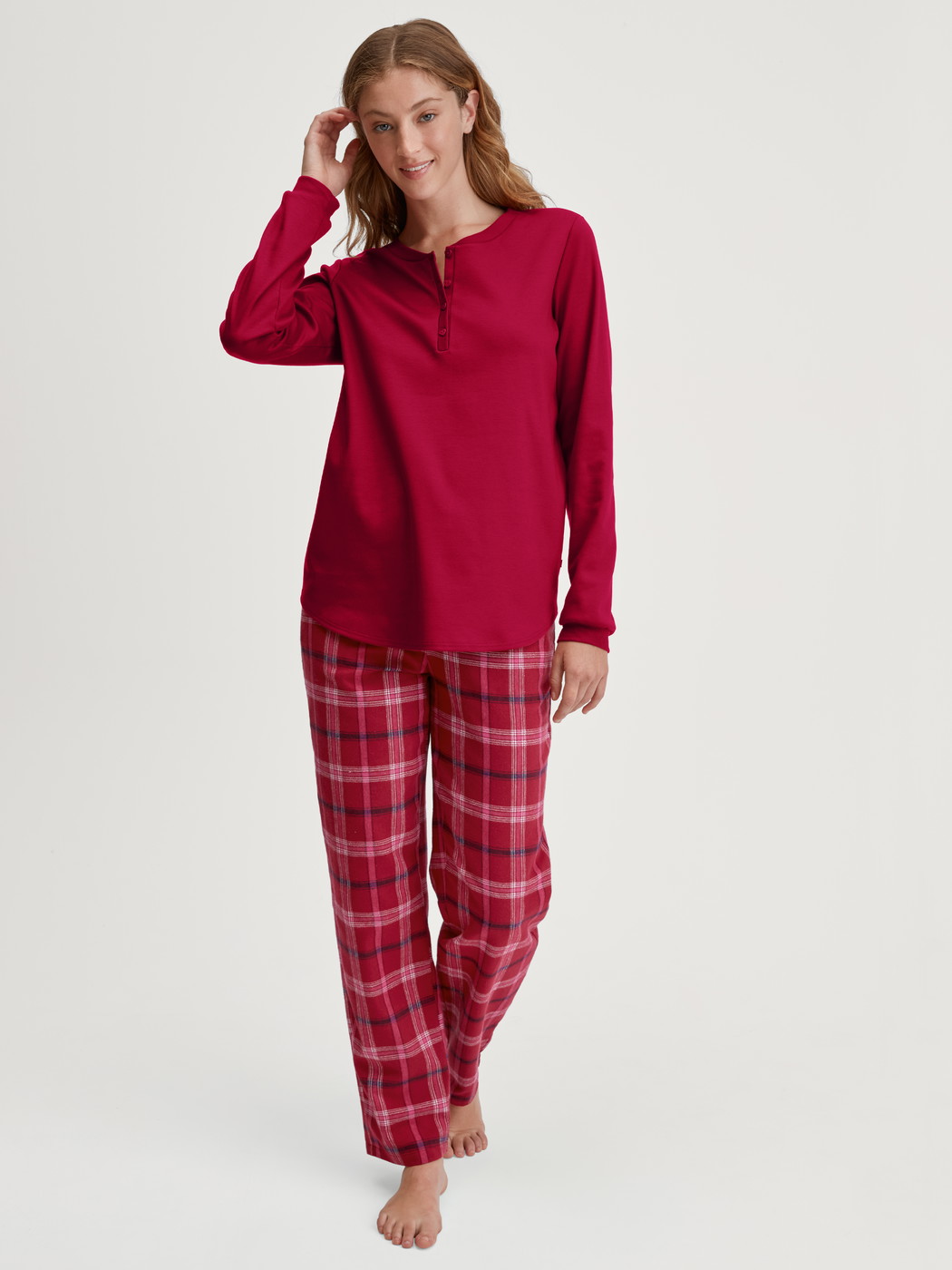Damen-Model trägt Flanellhose mit Seitentaschen aus 100% Baumwolle in Rot, Kariert aus Serie Favourites Holidays von CALIDA, Outfit