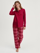 Damen-Model trägt Flanellhose mit Seitentaschen aus 100% Baumwolle in Rot, Kariert aus Serie Favourites Holidays von CALIDA, Outfit