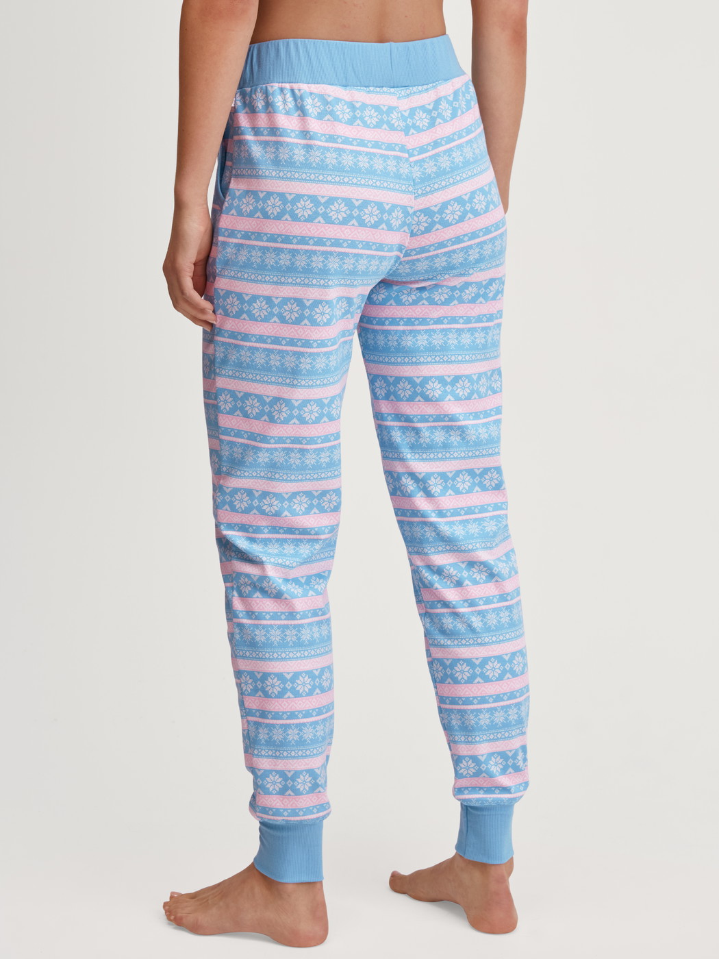 Damen-Model trägt Pyjamahose mit Bündchen aus 100% Baumwolle in Blau, Gemustert aus Serie Ski Resort von CALIDA, Rückansicht
