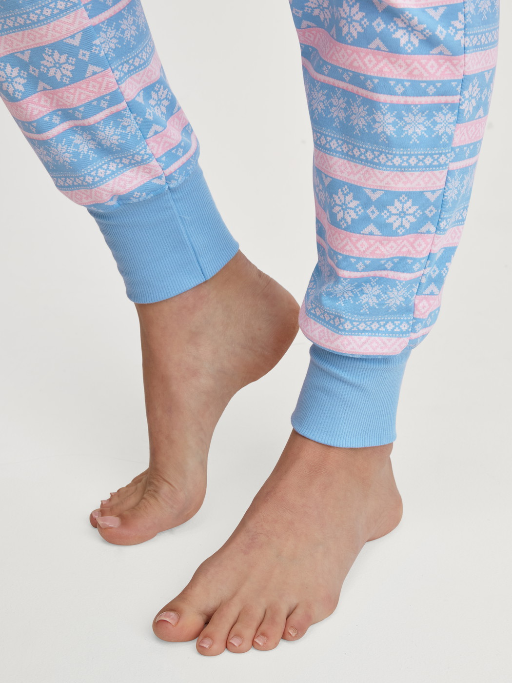 Damen-Model trägt Pyjamahose mit Bündchen aus 100% Baumwolle in Blau, Gemustert aus Serie Ski Resort von CALIDA, Detail