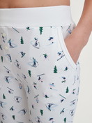 Damen-Model trägt Pyjamahose mit Bündchen aus 100% Baumwolle in Weiß, Gemustert aus Serie Ski Resort von CALIDA, Detail