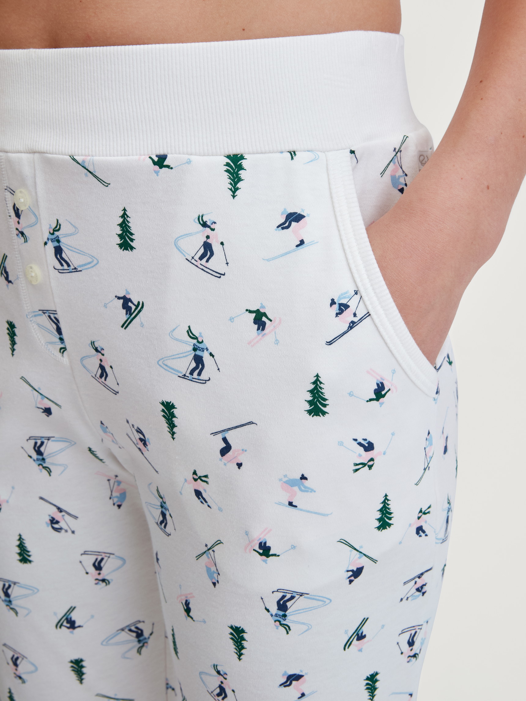 Damen-Model trägt Pyjamahose mit Bündchen aus 100% Baumwolle in Weiß, Gemustert aus Serie Ski Resort von CALIDA, Detail