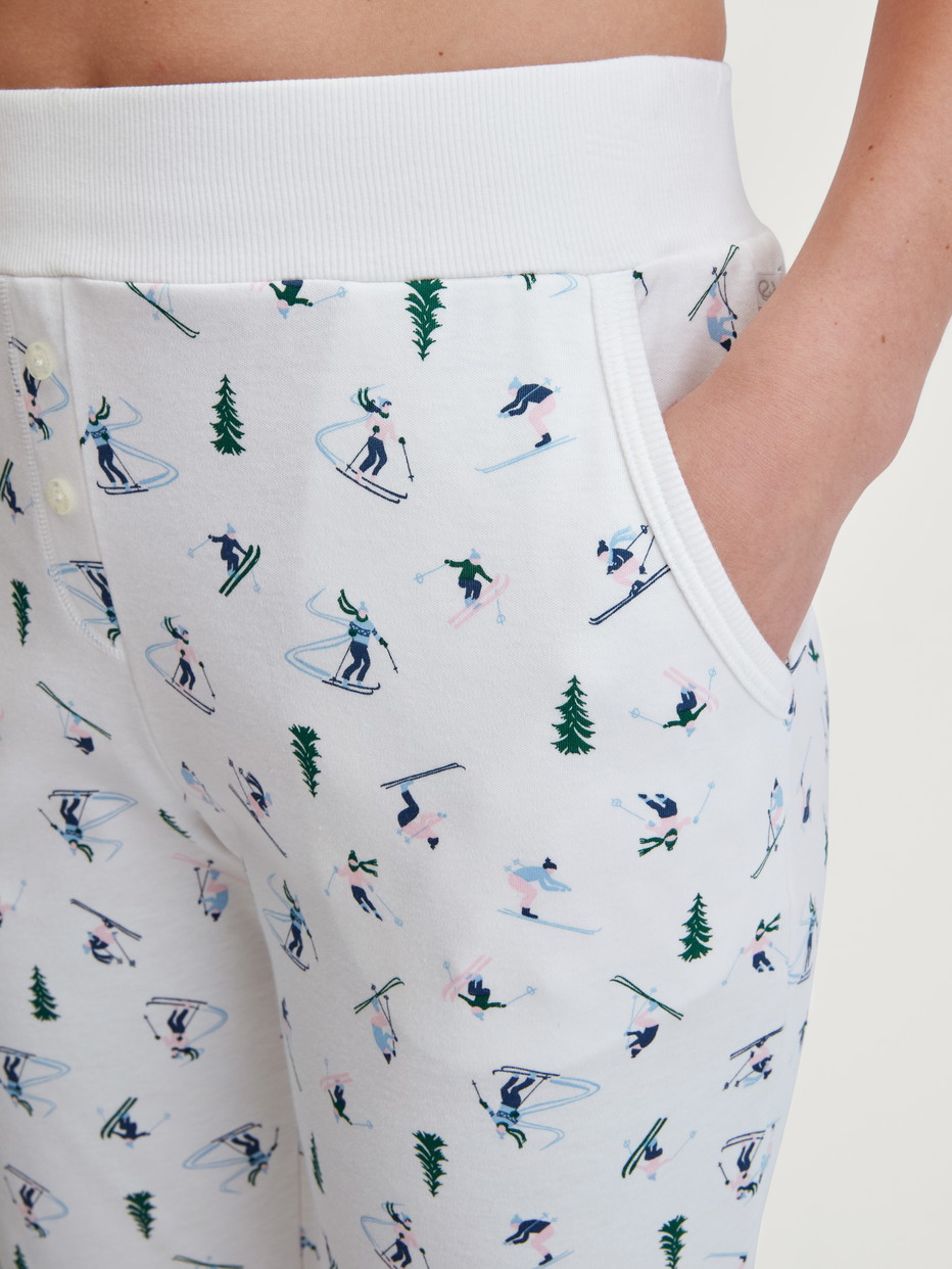 Damen-Model trägt Pyjamahose mit Bündchen aus 100% Baumwolle in Weiß, Gemustert aus Serie Ski Resort von CALIDA, Detail