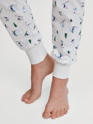 Damen-Model trägt Pyjamahose mit Bündchen aus 100% Baumwolle in Weiß, Gemustert aus Serie Ski Resort von CALIDA, Detail