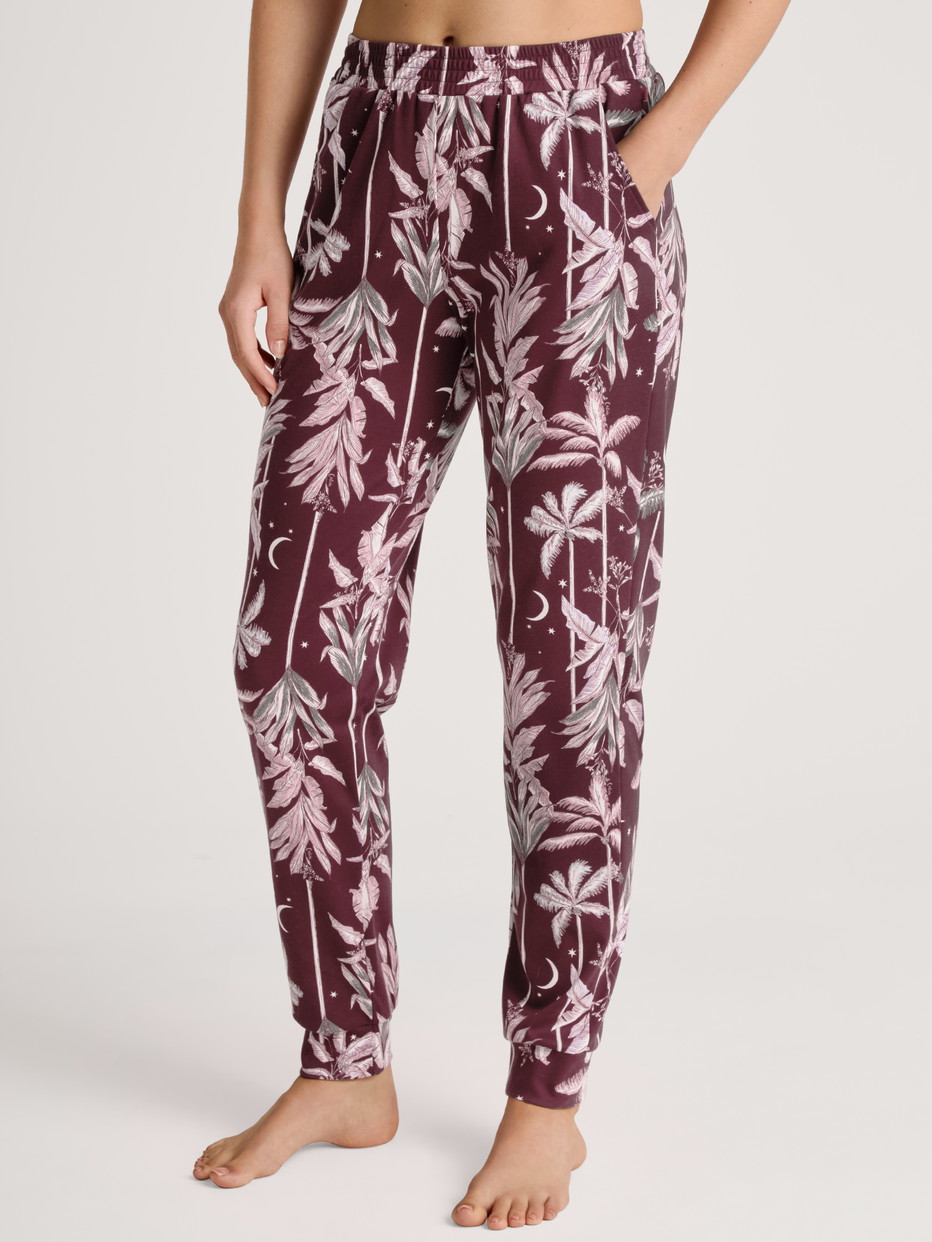 Damen-Model trägt Pants mit Bündchen aus 100% Baumwolle in Rot, Floral aus Serie Favourites Ground von CALIDA, Vorderansicht