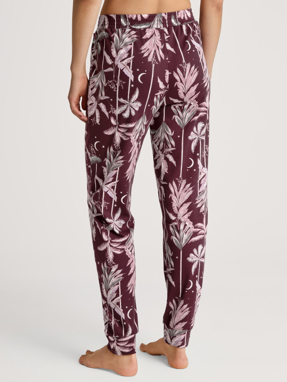 Damen-Model trägt Pants mit Bündchen aus 100% Baumwolle in Rot, Floral aus Serie Favourites Ground von CALIDA, Rückansicht