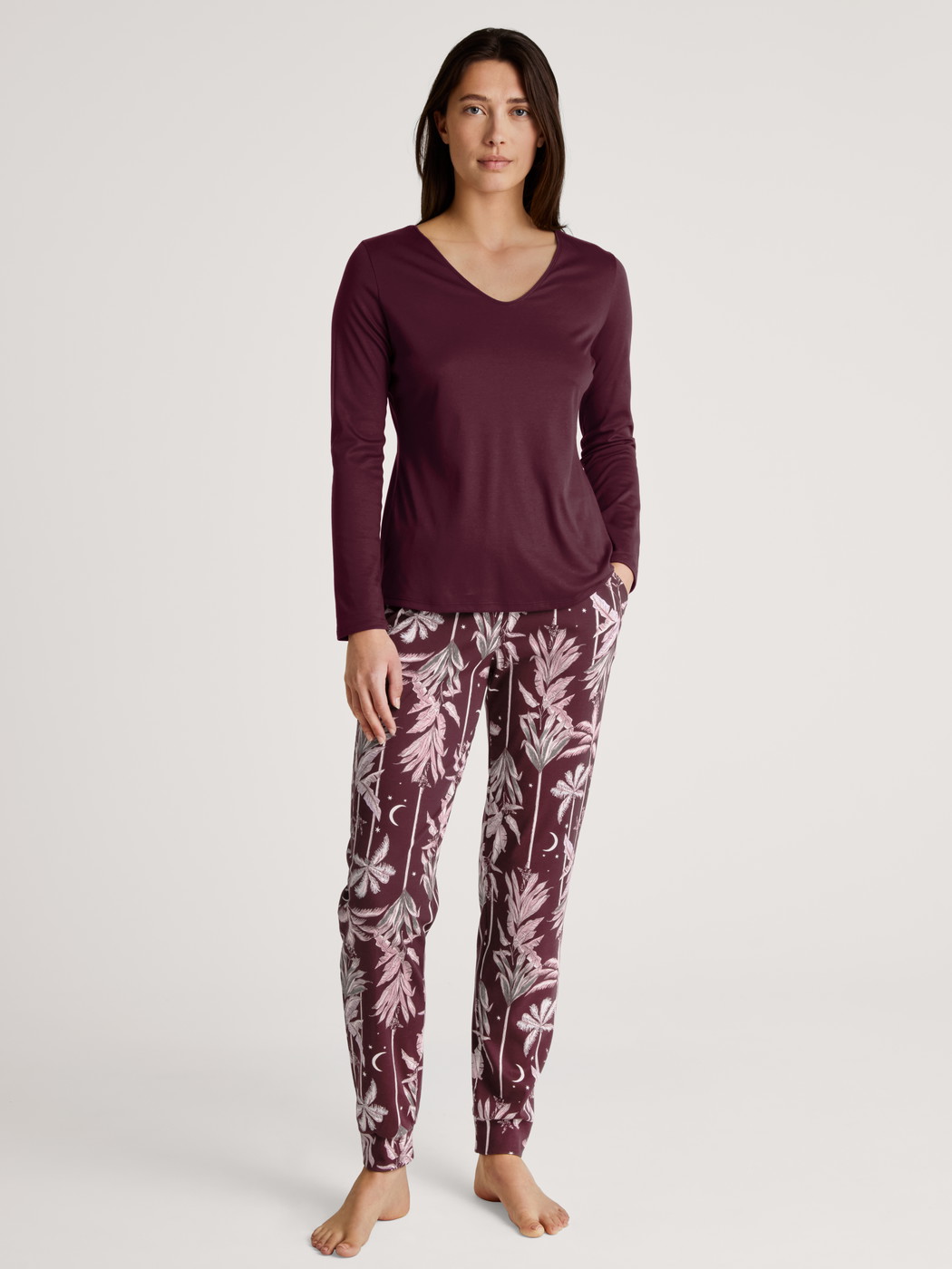 Damen-Model trägt Pants mit Bündchen aus 100% Baumwolle in Rot, Floral aus Serie Favourites Ground von CALIDA, Outfit