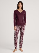 Damen-Model trägt Pants mit Bündchen aus 100% Baumwolle in Rot, Floral aus Serie Favourites Ground von CALIDA, Outfit