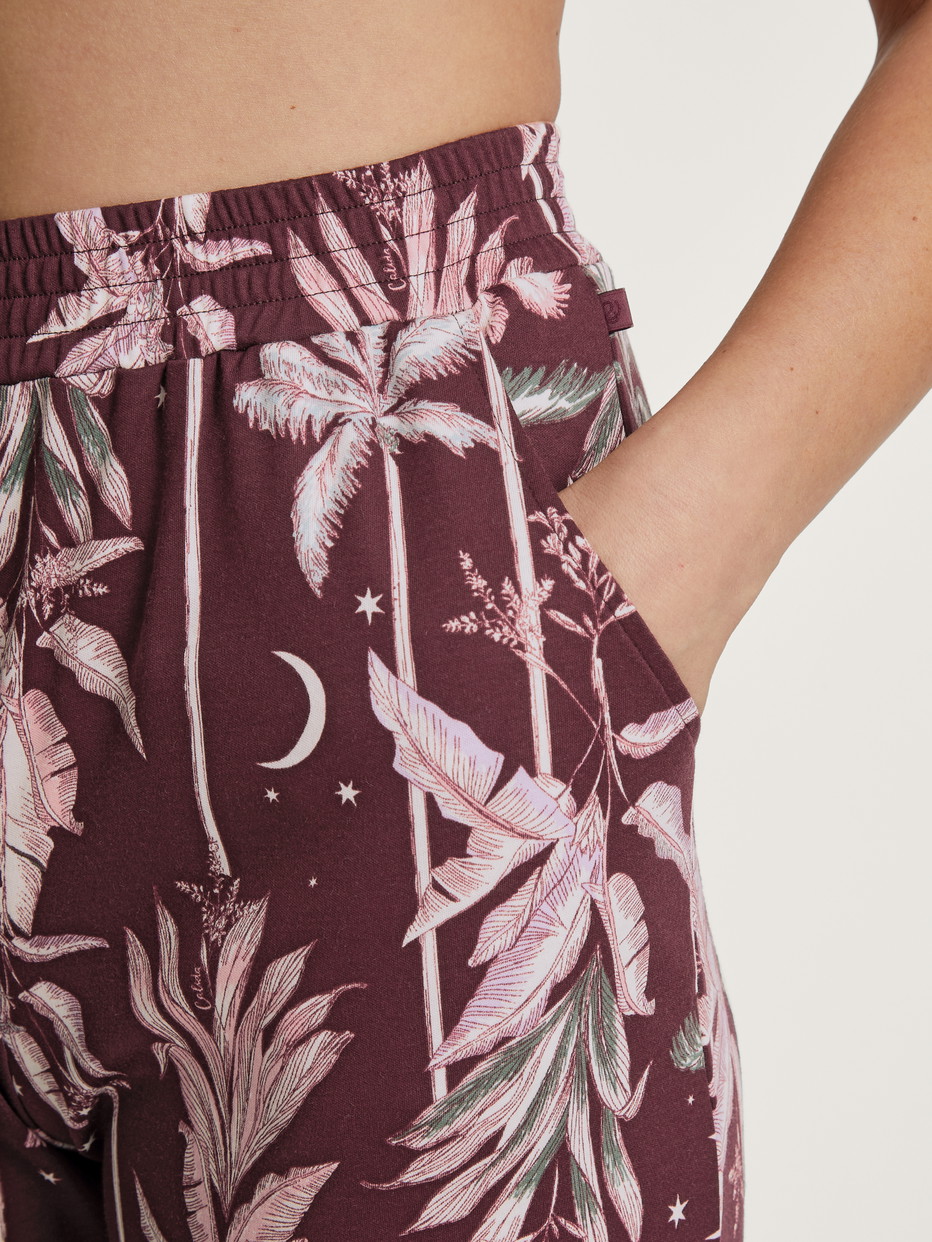 Damen-Model trägt Pants mit Bündchen aus 100% Baumwolle in Rot, Floral aus Serie Favourites Ground von CALIDA, Detail
