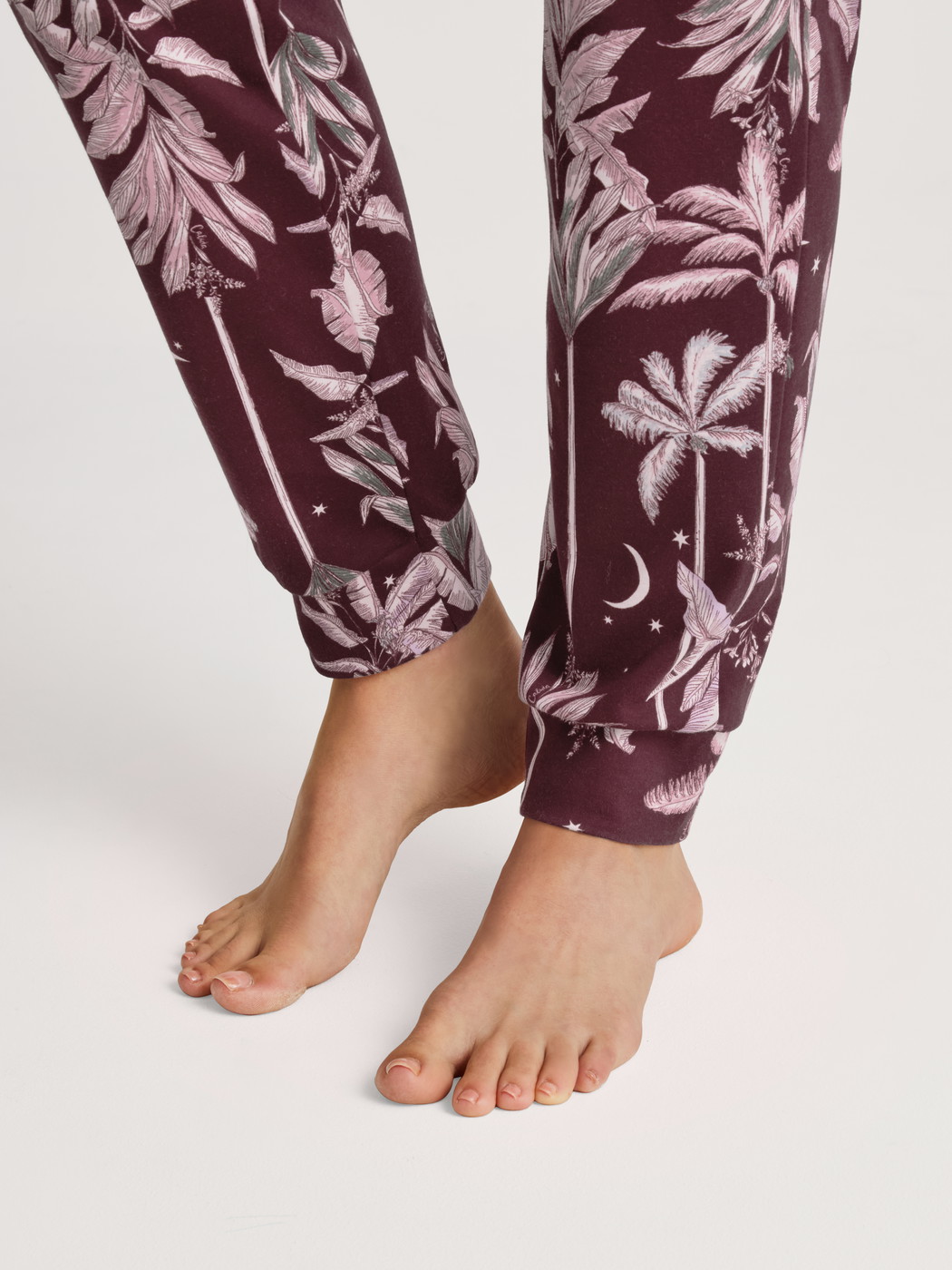 Damen-Model trägt Pants mit Bündchen aus 100% Baumwolle in Rot, Floral aus Serie Favourites Ground von CALIDA, Detail