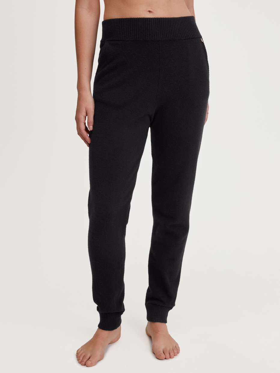 Damen-Model trägt Strickhose aus Merinowolle aus Wolle in Schwarz, Einfarbig aus Serie The Cosy Collection von CALIDA, Vorderansicht