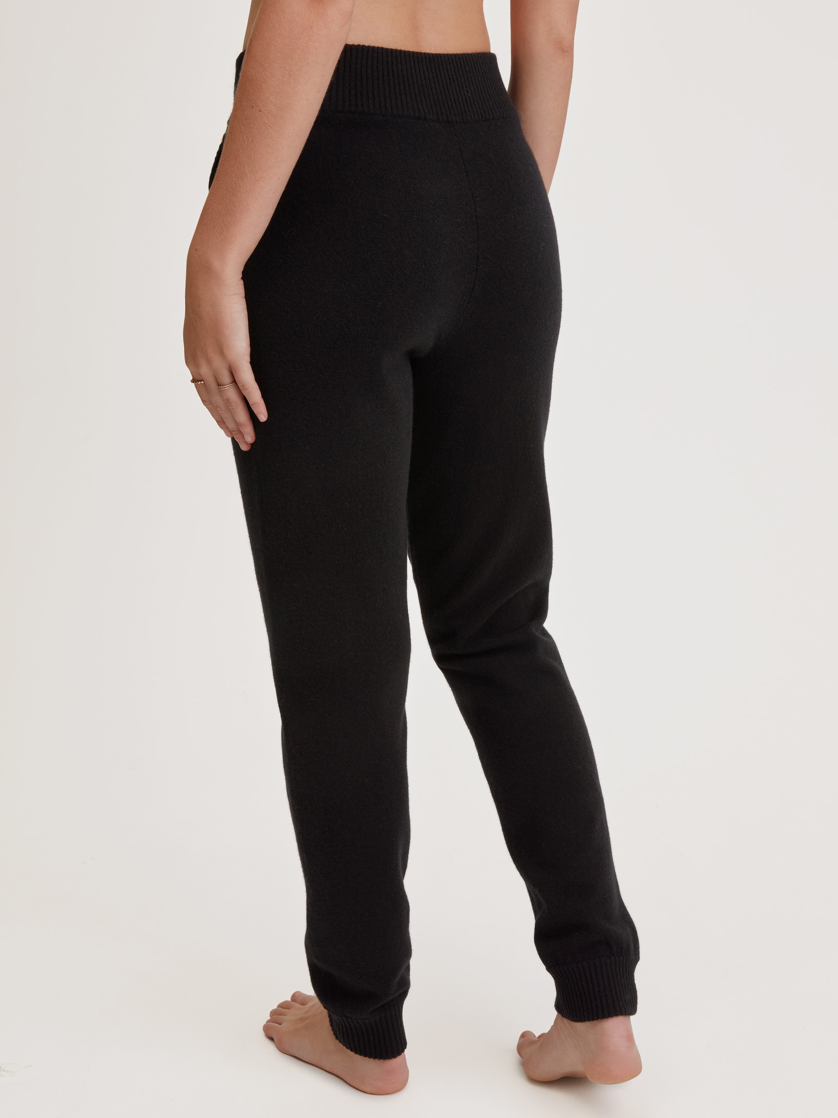 Le mannequin Femme porte le/la Pantalon en laine mérinos en Laine de couleur Noir, Unicolore, de la série The Cosy Collection de CALIDA, Vue arrière