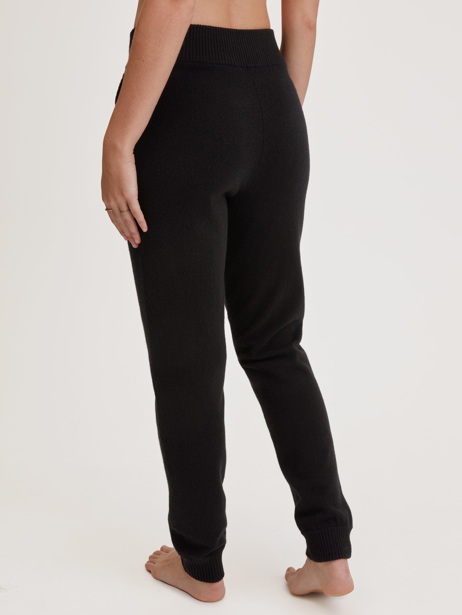 Damen-Model trägt Strickhose aus Merinowolle aus Wolle in Schwarz, Einfarbig aus Serie The Cosy Collection von CALIDA, Rückansicht