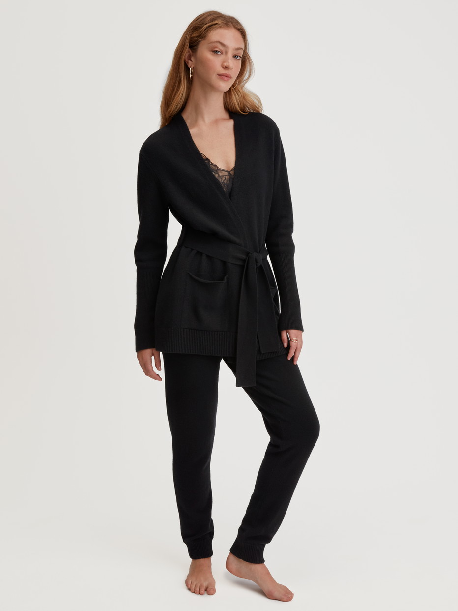 Damen-Model trägt Strickhose aus Merinowolle aus Wolle in Schwarz, Einfarbig aus Serie The Cosy Collection von CALIDA, Outfit