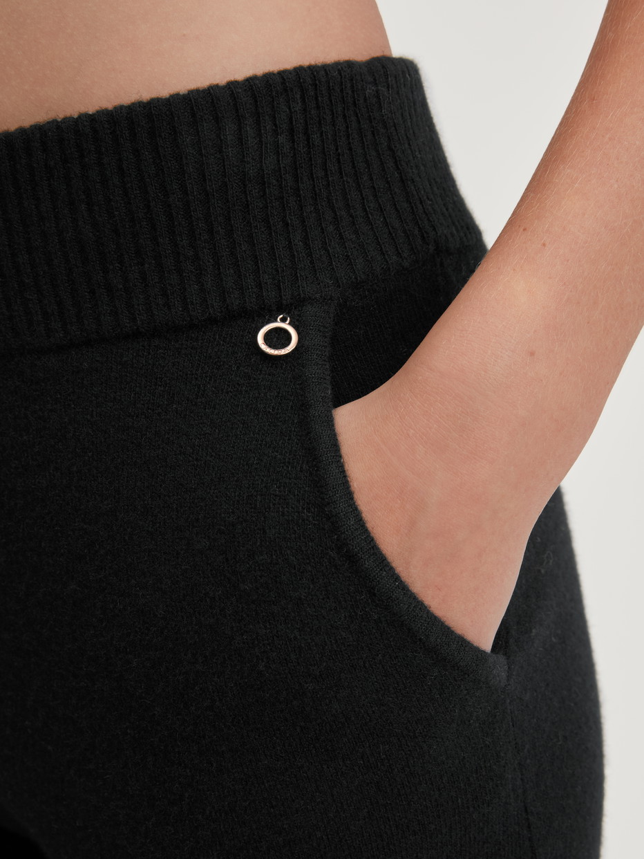Damen-Model trägt Strickhose aus Merinowolle aus Wolle in Schwarz, Einfarbig aus Serie The Cosy Collection von CALIDA, Detail