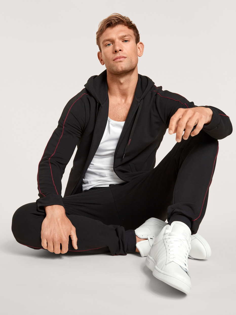 Le mannequin Homme porte le/la Pantalon de jogging en Coton de couleur Noir, Unicolore, de la série Remix Basic Lounge de CALIDA, Vue de face