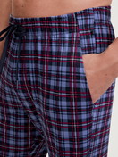 Herren-Model trägt Pyjamahose mit Seitentaschen aus 100% Baumwolle in Blau, Gemustert aus Serie Family & Friends von CALIDA, Detail