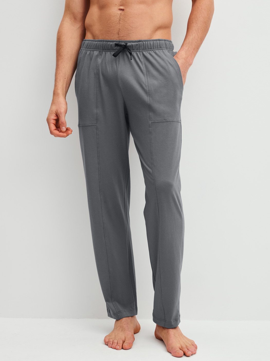 Herren-Model trägt Pyjamahose mit Seitentaschen aus 100% Baumwolle in Grau, Einfarbig aus Serie RMX Sleep Leisure von CALIDA, Vorderansicht