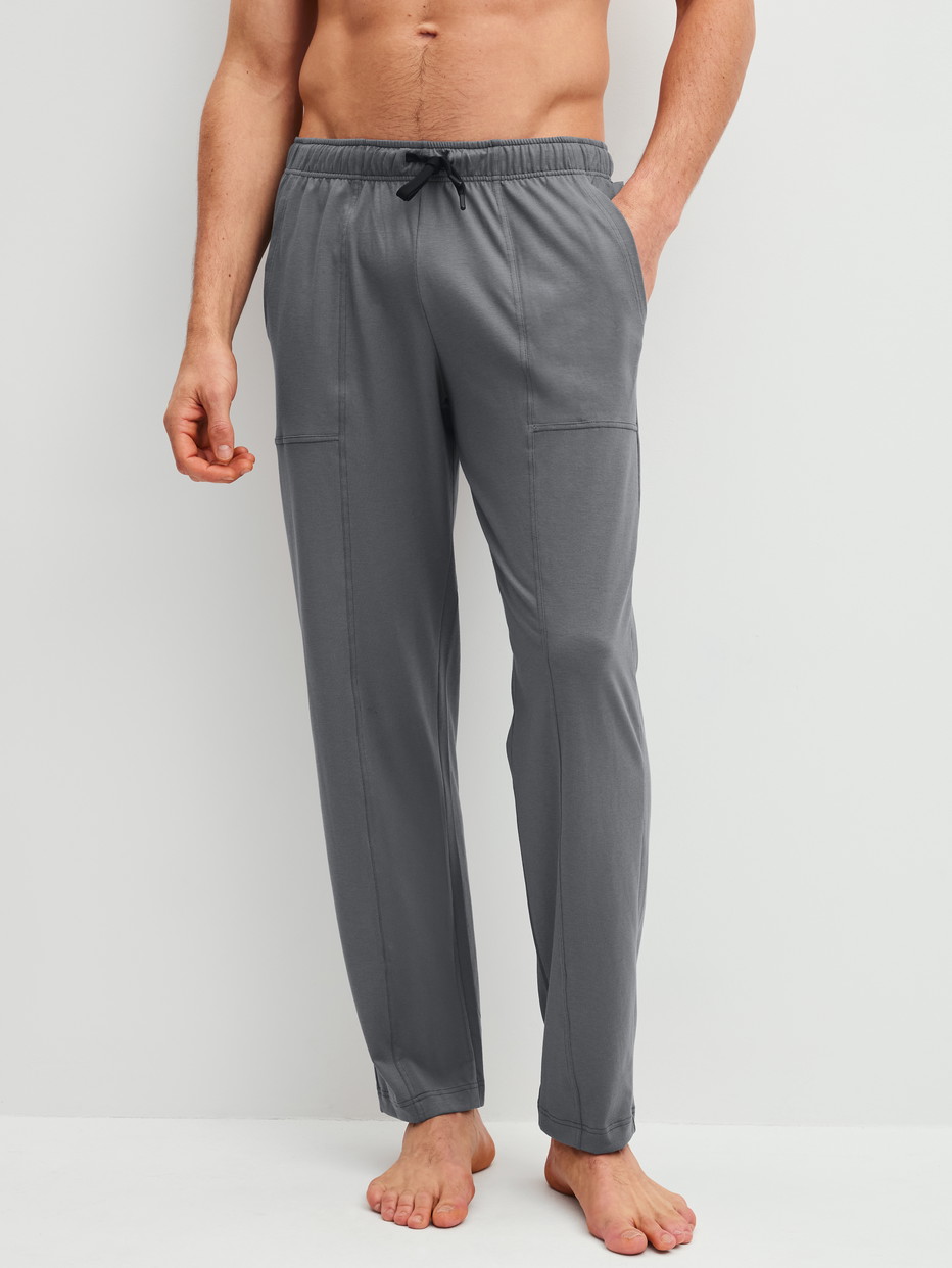Herren-Model trägt Pyjamahose mit Seitentaschen aus 100% Baumwolle in Grau, Einfarbig aus Serie RMX Sleep Leisure von CALIDA, Vorderansicht