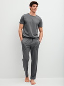 Herren-Model trägt Pyjamahose mit Seitentaschen aus 100% Baumwolle in Grau, Einfarbig aus Serie RMX Sleep Leisure von CALIDA, Outfit