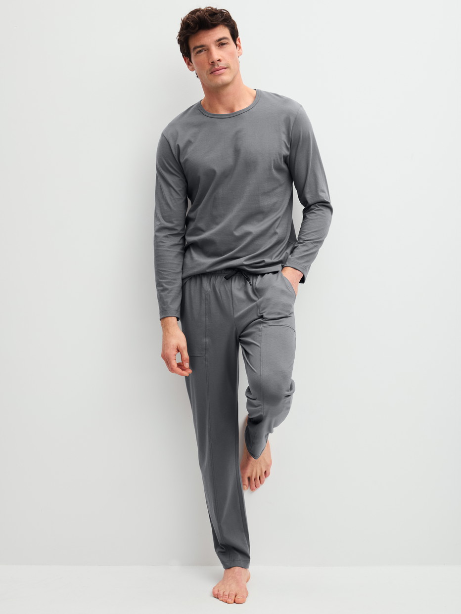 Herren-Model trägt Pyjamahose mit Seitentaschen aus 100% Baumwolle in Grau, Einfarbig aus Serie RMX Sleep Leisure von CALIDA, Zusatzbild