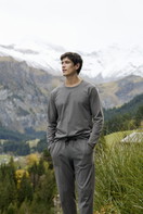 Herren-Model trägt Pyjamahose mit Seitentaschen aus 100% Baumwolle in Grau, Einfarbig aus Serie RMX Sleep Leisure von CALIDA, Zusatzbild