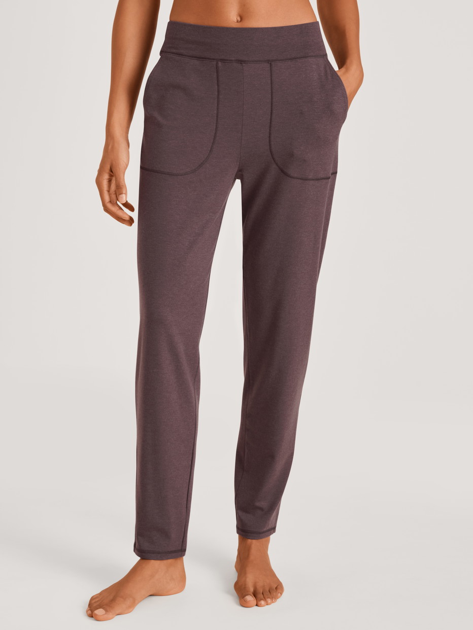 Damen-Model trägt Pyjamahose mit Seitentaschen aus Lyocell in Violett, Einfarbig aus Serie DSW Warming von CALIDA, Vorderansicht