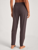 Damen-Model trägt Pyjamahose mit Seitentaschen aus Lyocell in Violett, Einfarbig aus Serie DSW Warming von CALIDA, Rückansicht