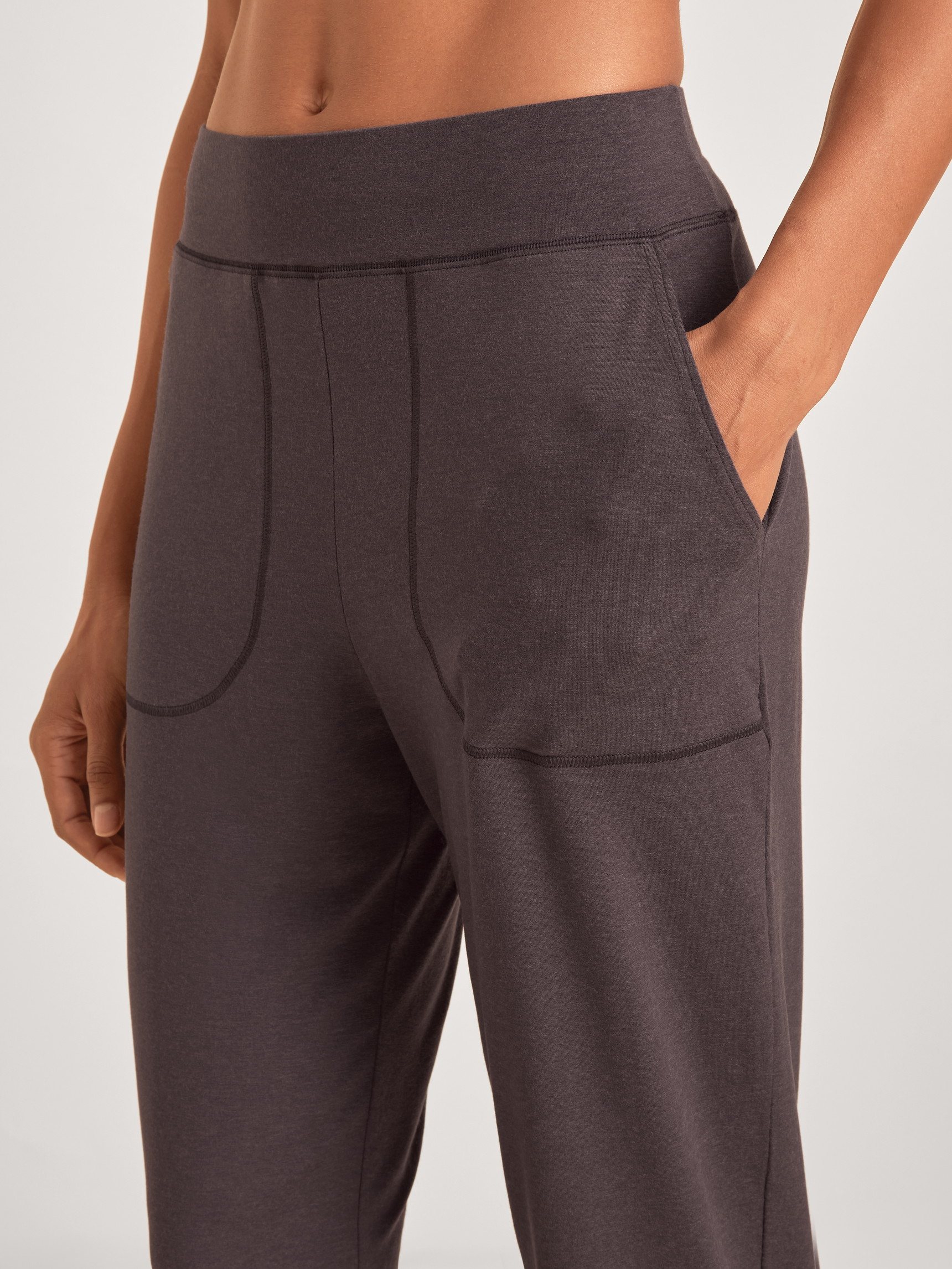 Damen-Model trägt Pyjamahose mit Seitentaschen aus Lyocell in Violett, Einfarbig aus Serie DSW Warming von CALIDA, Detail