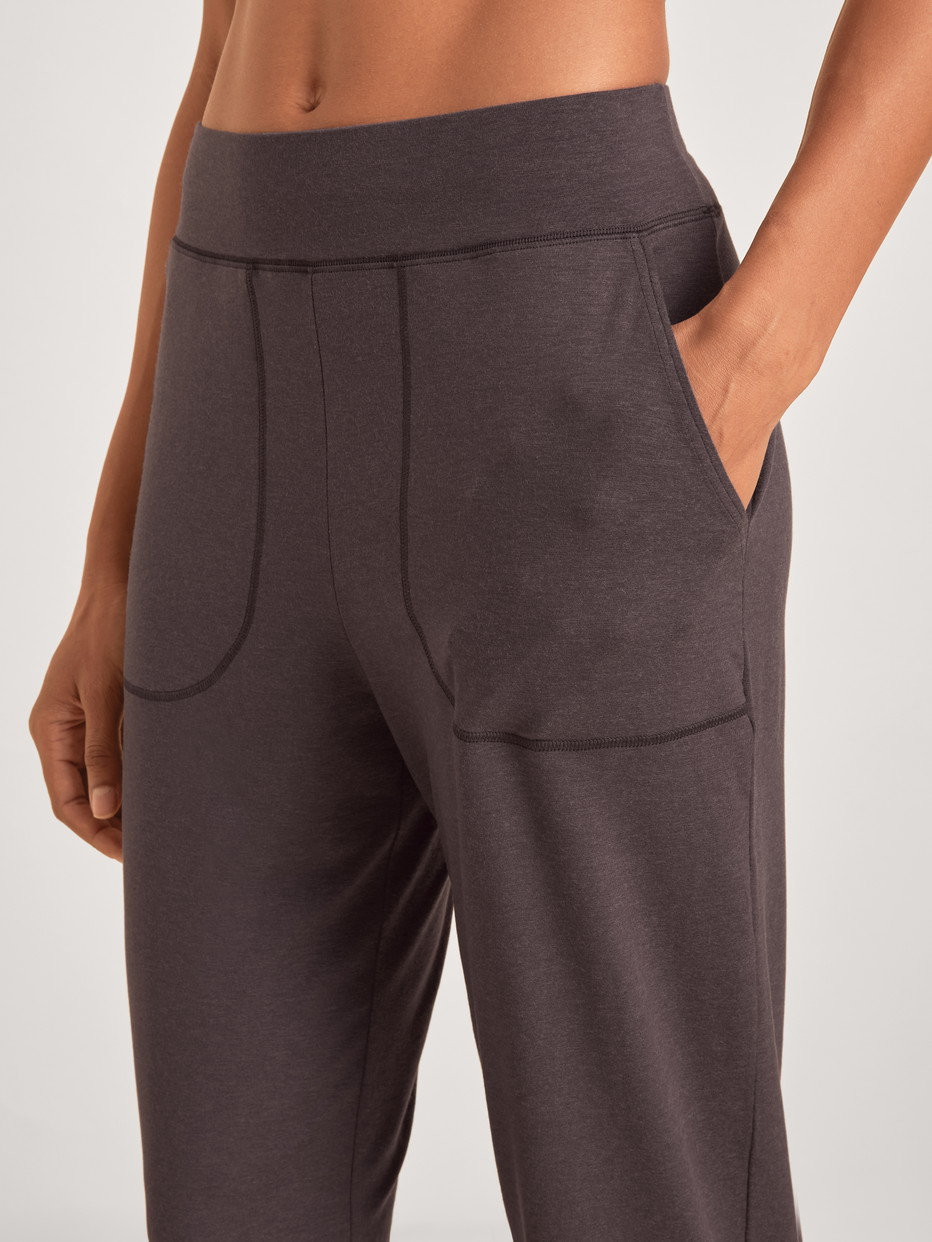 Damen-Model trägt Pyjamahose mit Seitentaschen aus Lyocell in Violett, Einfarbig aus Serie DSW Warming von CALIDA, Detail