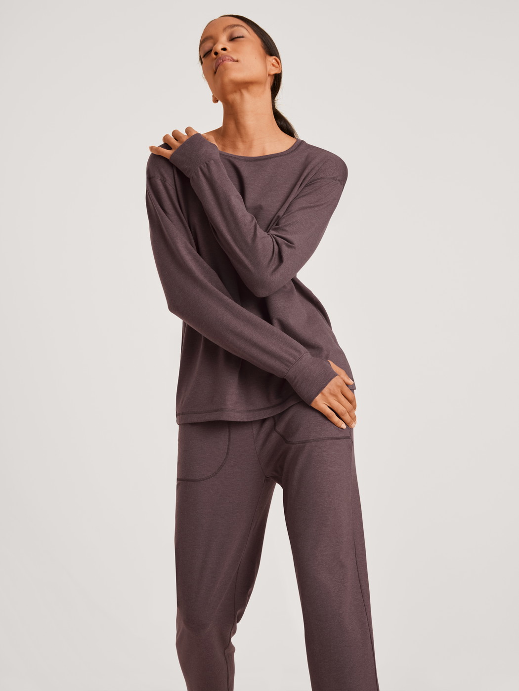 Damen-Model trägt Pyjamahose mit Seitentaschen aus Lyocell in Violett, Einfarbig aus Serie DSW Warming von CALIDA