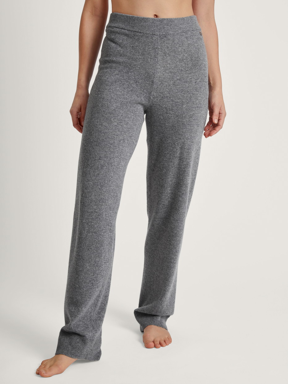 Damen-Model trägt Strickhose aus Merinowolle aus Wolle in Grau, Einfarbig aus Serie The Cosy Collection von CALIDA, Vorderansicht